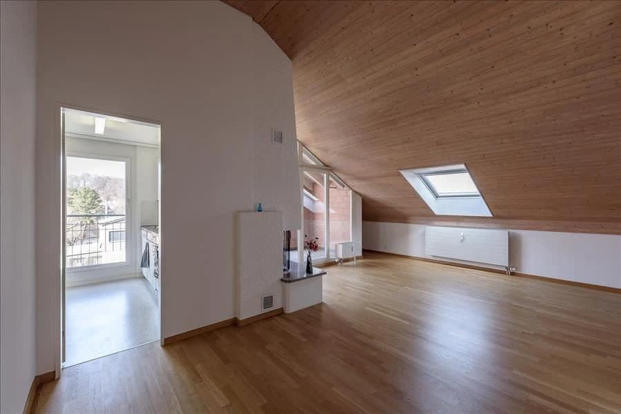 Dachwohnung mit Cheminée und Miete geschenkt!