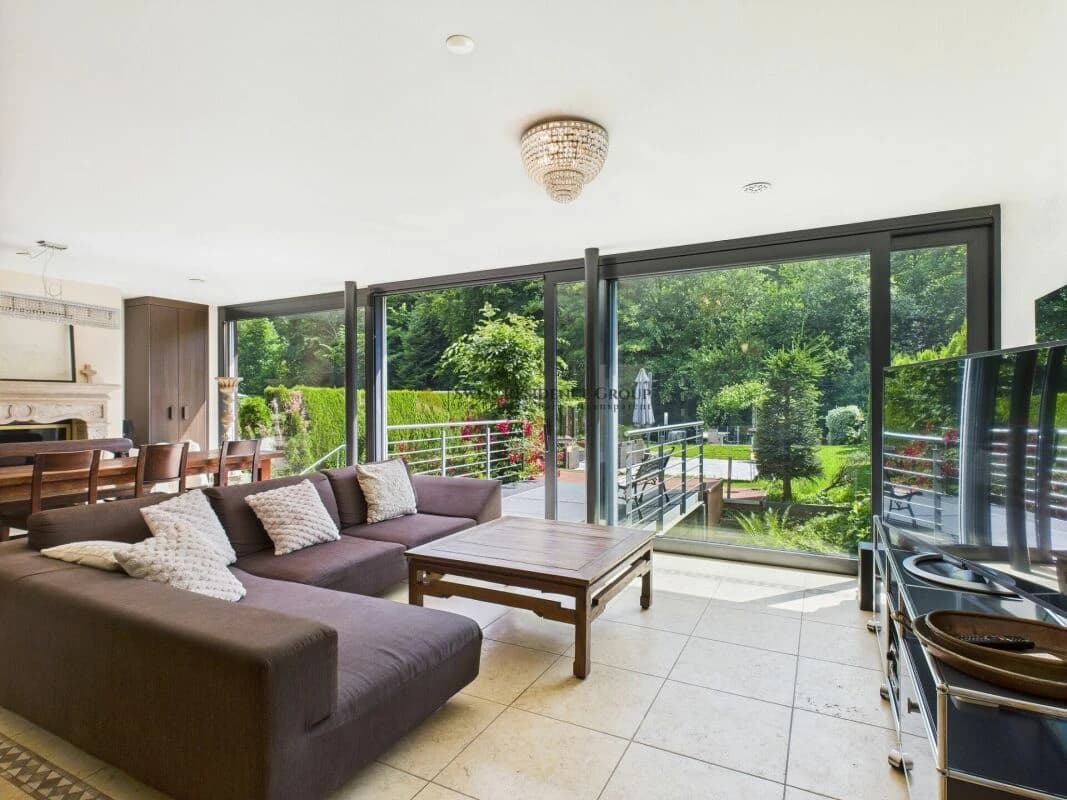 Exklusives Doppelfamilienhaus mit Gartenparadies und Waldblick in Rüschlikon