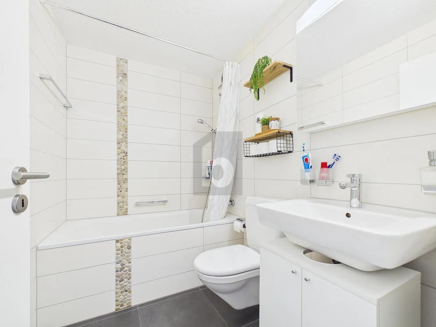 SONNIG, HELL UND FAMILIENFREUNDLICH