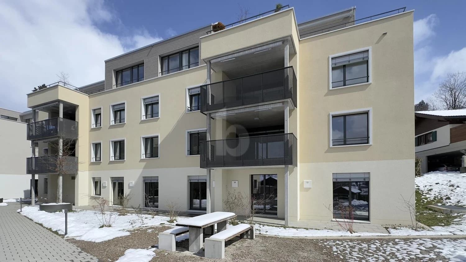 SONNIGER NEUBAU IN EIGENTUMSSTANDARD