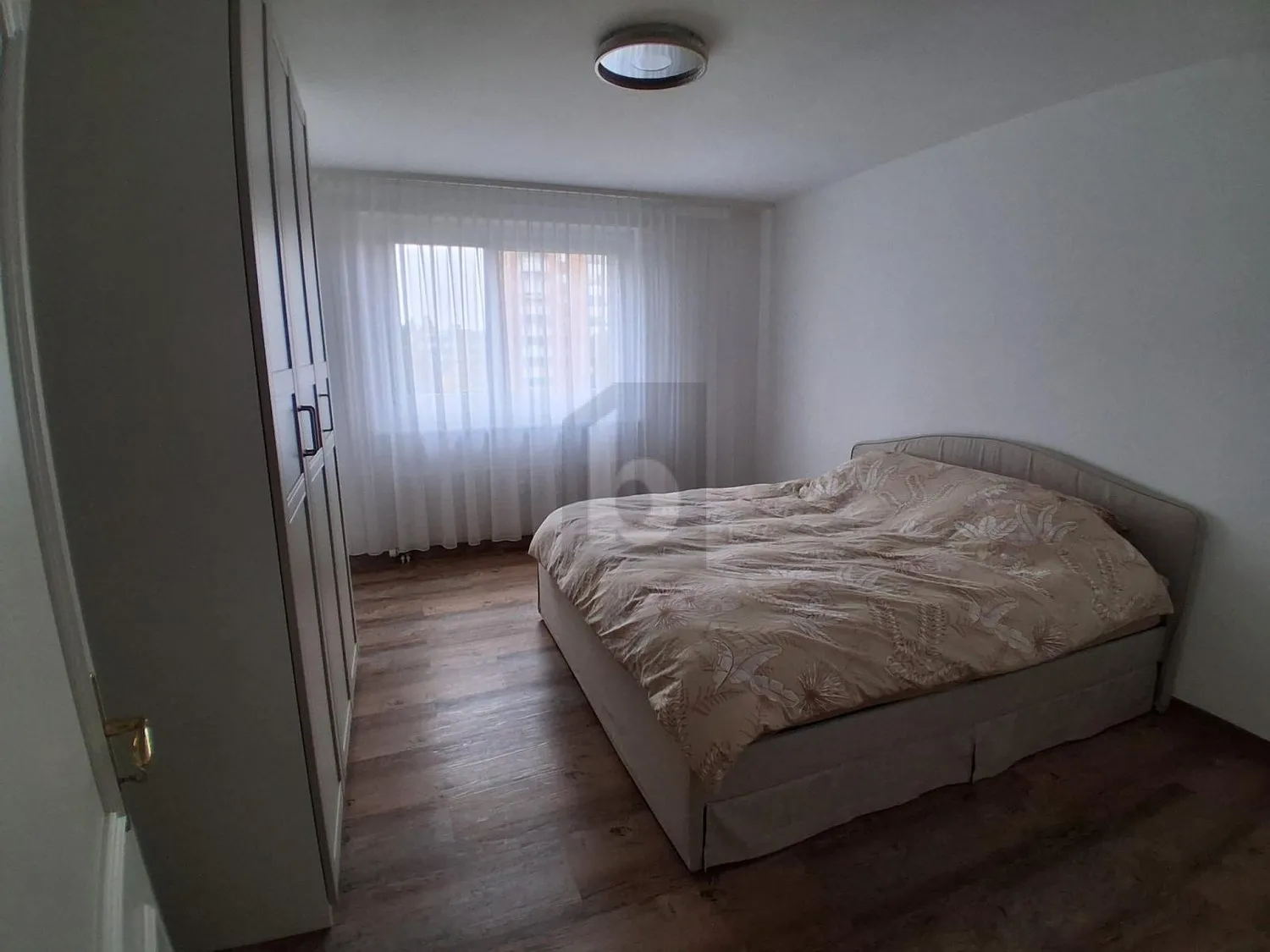 AN ZENTRALER LAGE MIT VERGLASTEM BALKON!