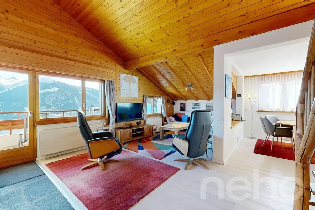 Schöne möblierte Dachgeschosswohnung mit Galerie