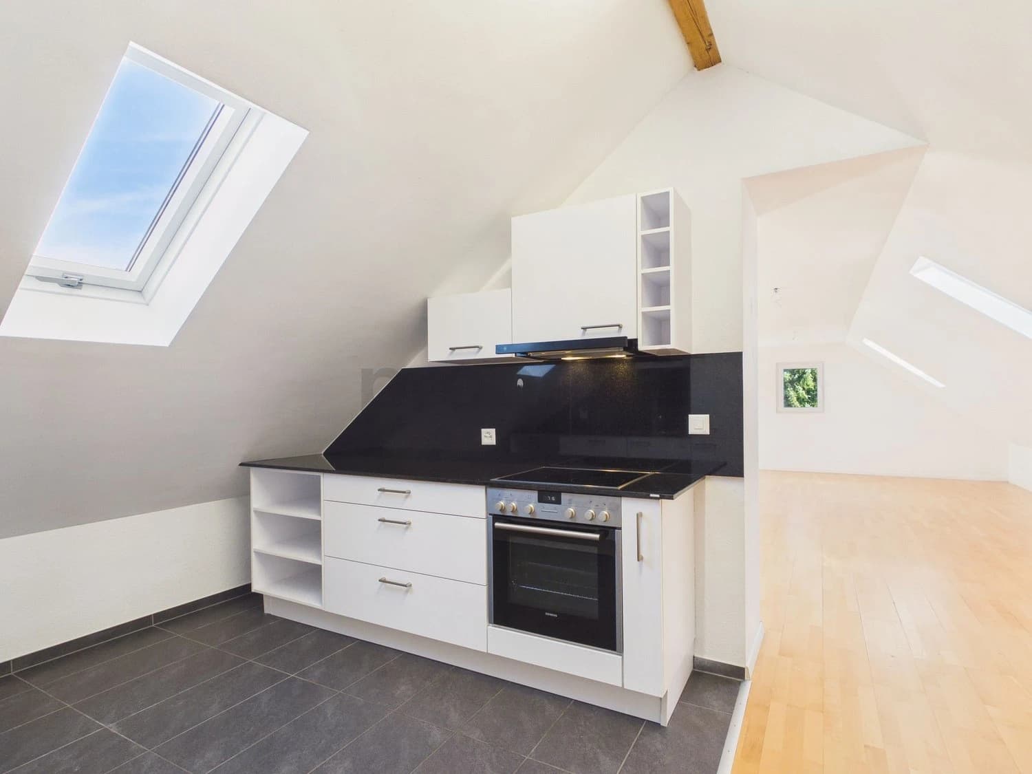 Geräumige 4.5-Zimmer-Dachwohnung mit zentraler Lage, Thayngen