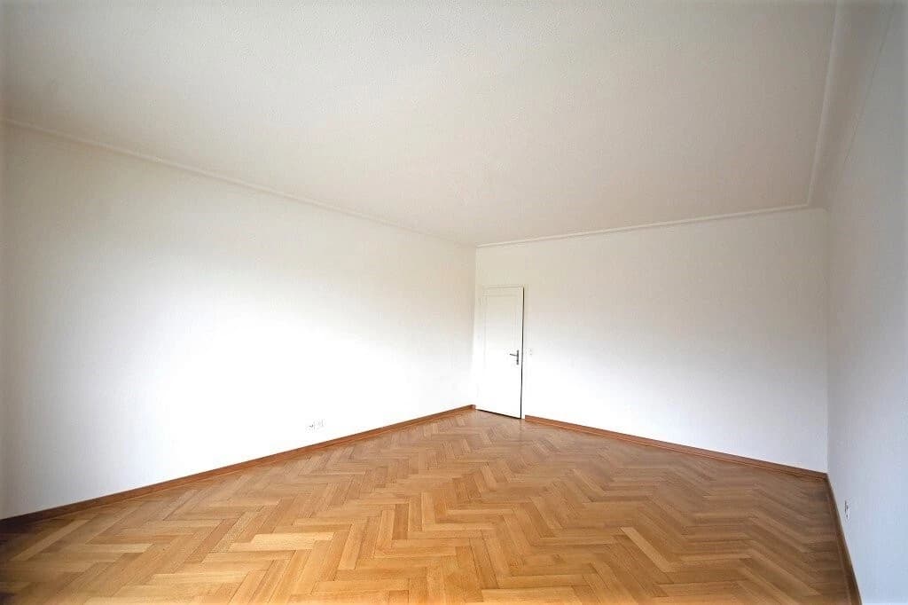 Träumen Sie von einer Altbauwohnung direkt am Rhein?