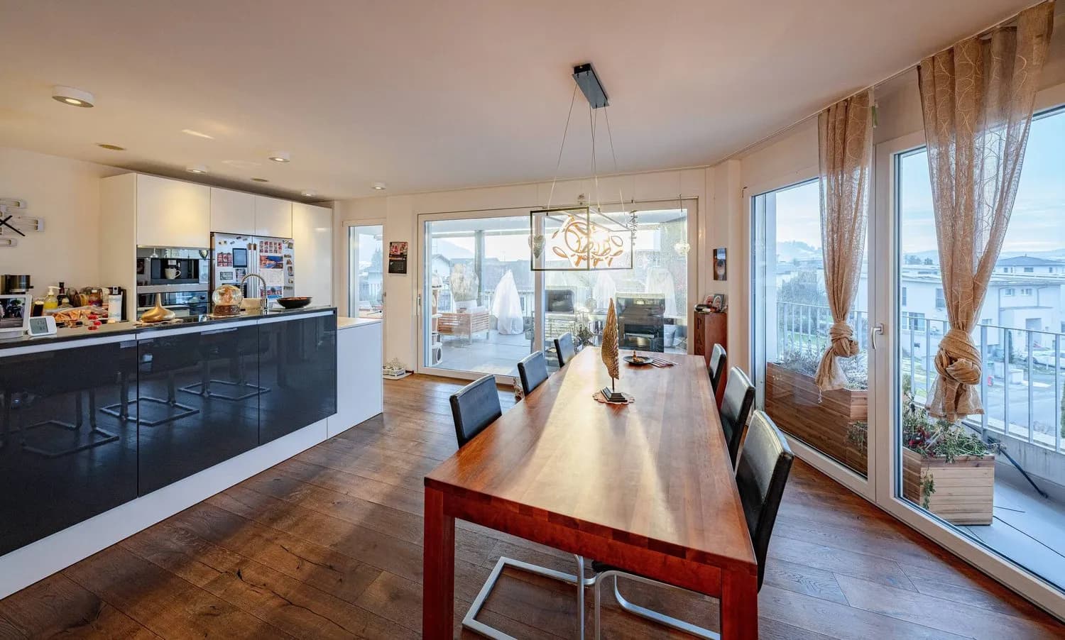 MODERNE WOHNUNG MIT GROSSZÜGIGER TERRASSE UND WEITBLICK