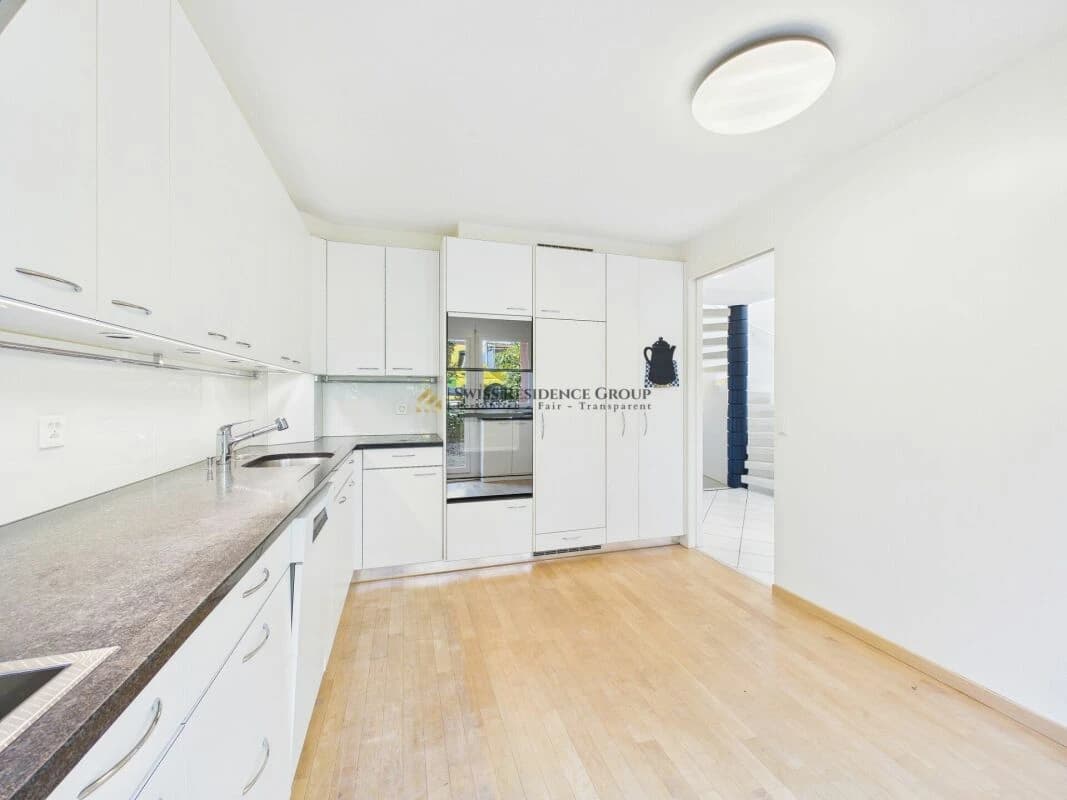 Sonniges 7.5-Zimmer Reihen-Einfamilienhaus mit Garten, Balkon und Bergsicht