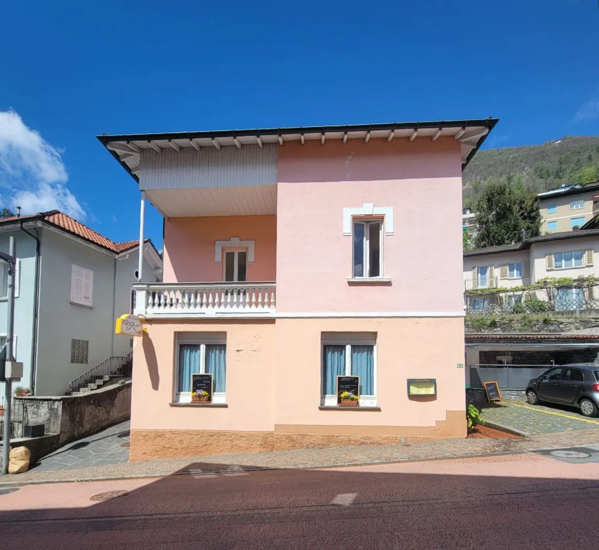 Stabile Einkommensquelle mit Gewerbe- und Wohnflächen in Orselina/ Fonte di reddito stabile con spazi commerciali e residenziali a Orselina