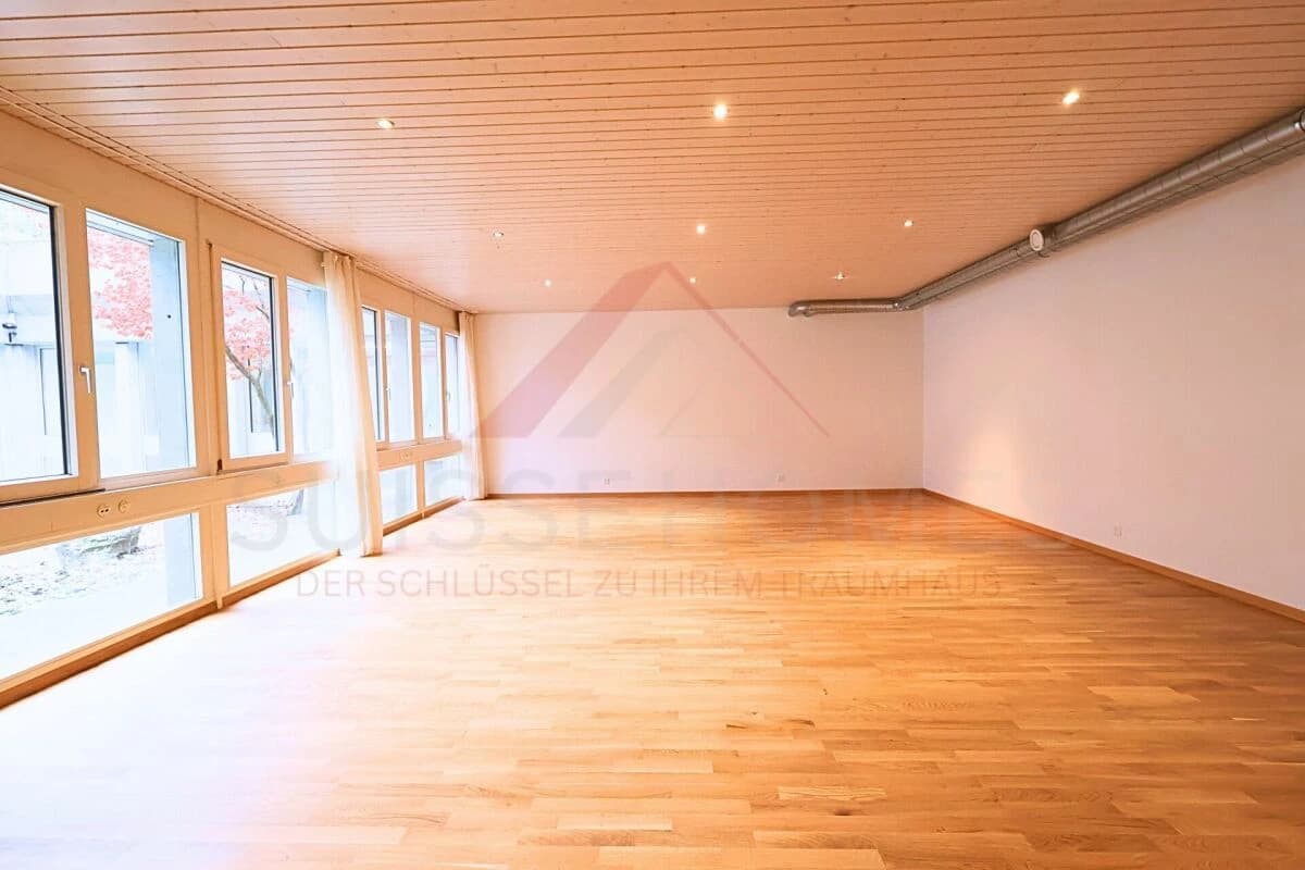 Atriumgebäude mit 220 m² Wohn- und 270 m² Gewerbefläche in Thörishaus (Neuenegg BE) - vielseitig nutzbar