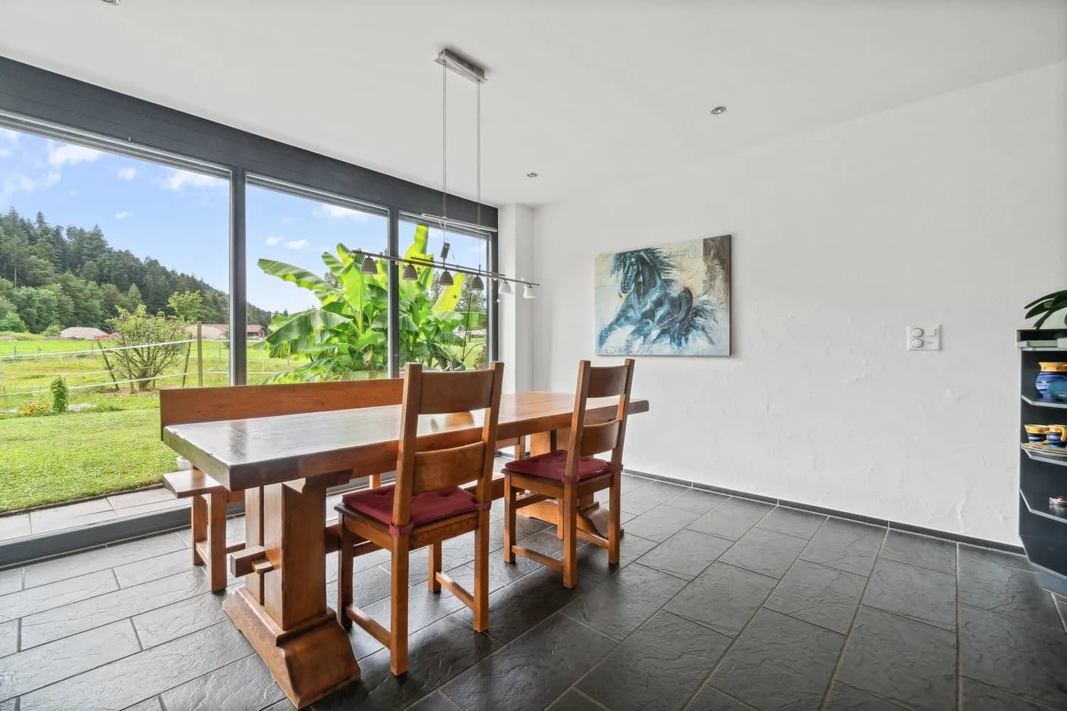 WOHNEN UND REITEN VEREINT - STILVOLLE DOPPELEINFAMILIEN HAUSHÄLFTE MIT ÜBER 6'000 m² GRUNDSTÜCK