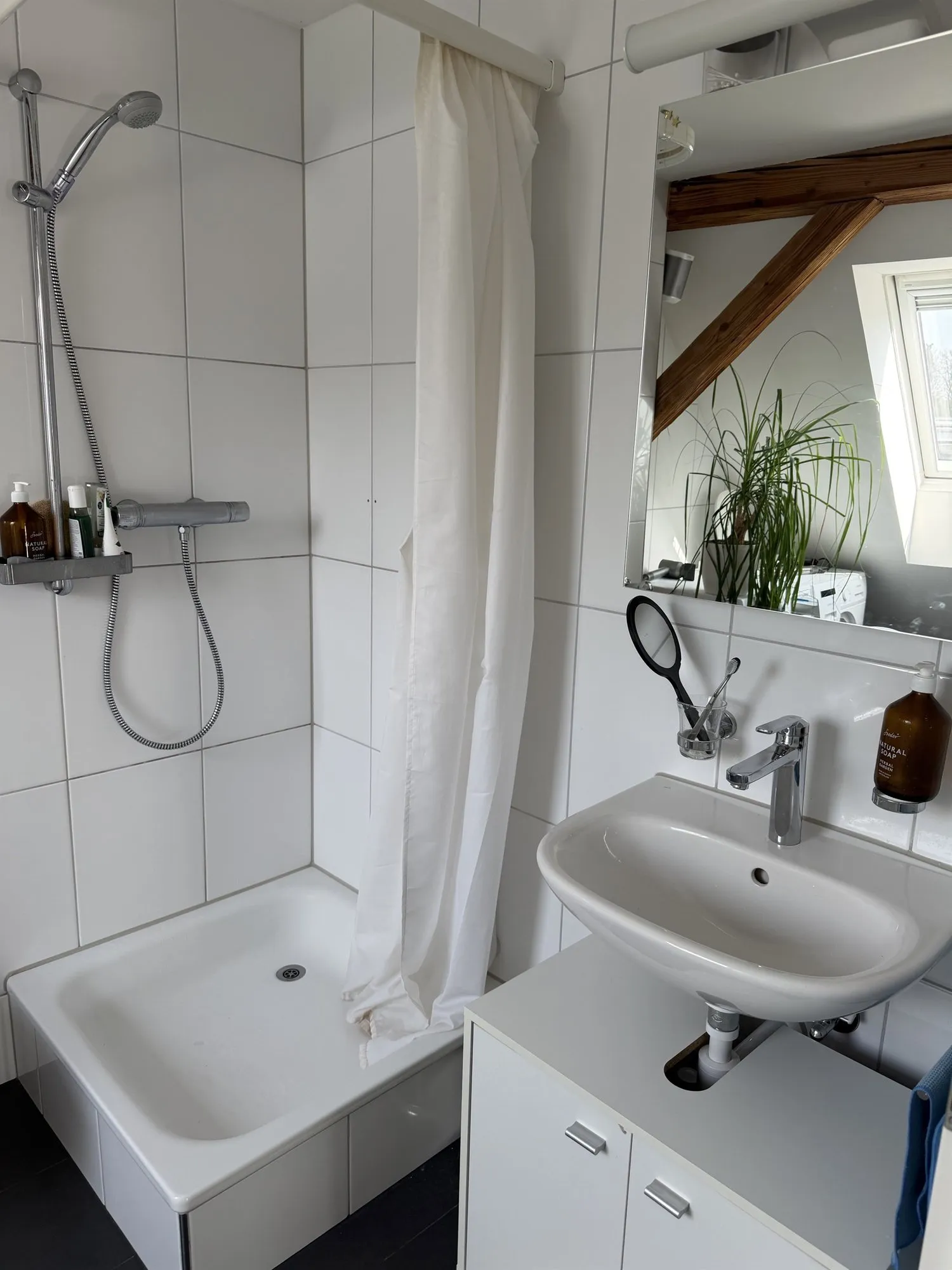 Sanierter Altbau am Bahnhof Enge