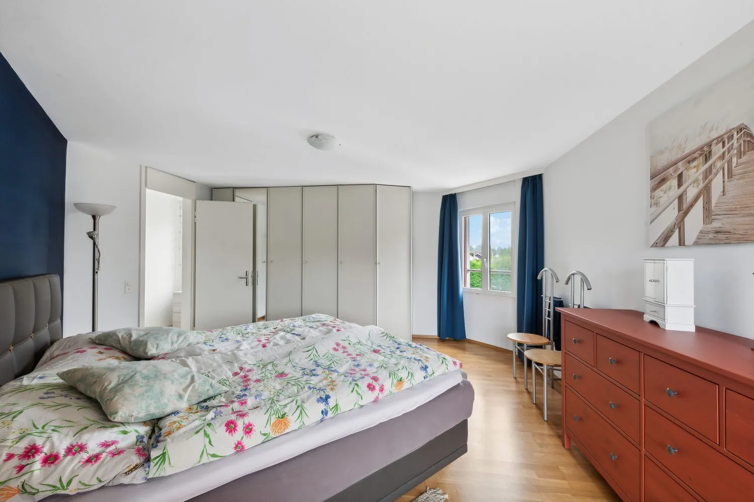 Den Sommer auf den Terrassen der hellen Attika- Maisonette in Henggart geniessen?