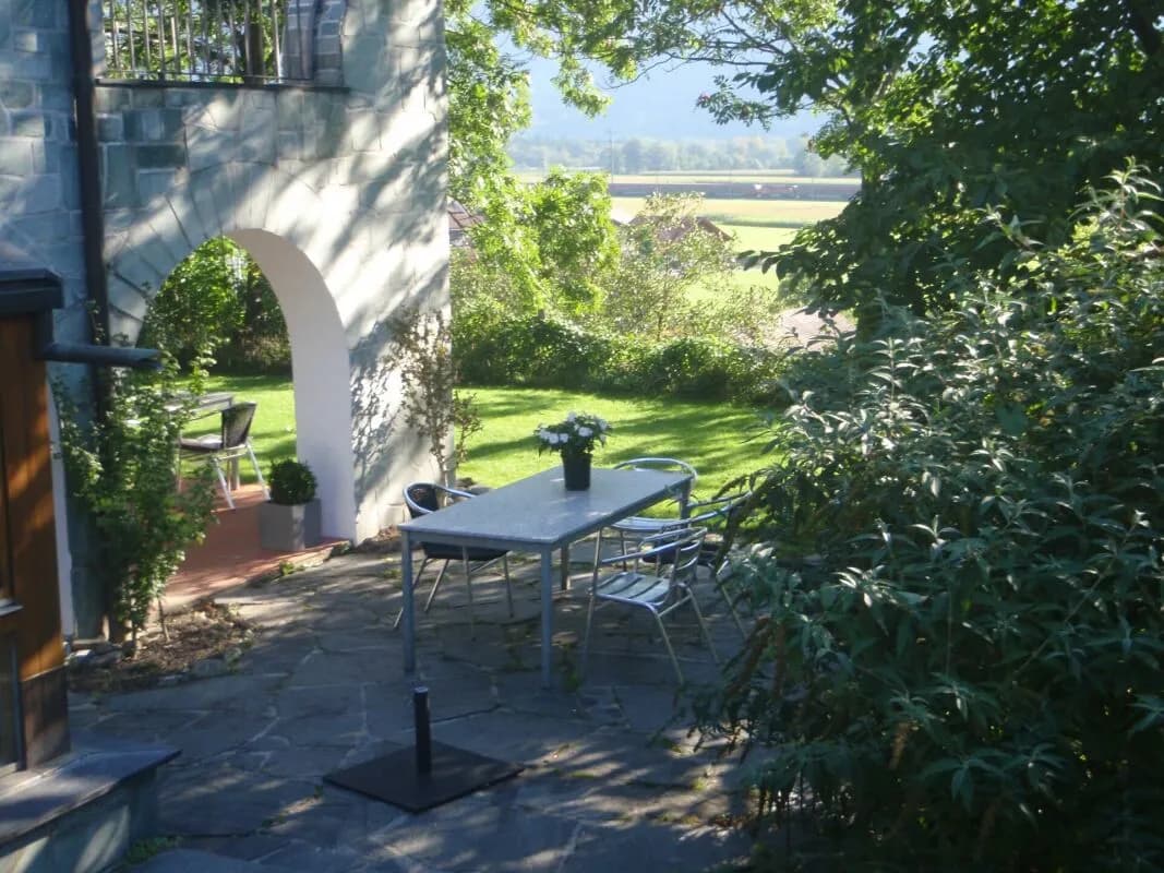 8 ½-Zi.-Einfamilienhaus mit 1 ½-Zi.-Wohnung an idyllischer Wohnlage mit herrlichem Weitblick