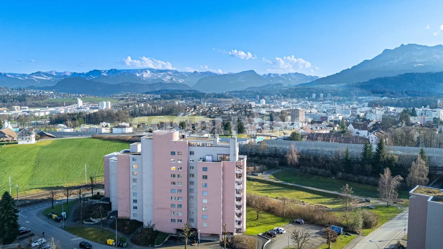 Zwei Ebenen. Eine Perspektive.