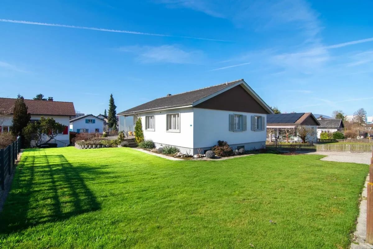 Freistehendes 5.5-Zimmer Einfamilienhaus mit grossem Garten, drei Garagen und viel Platzangebot!