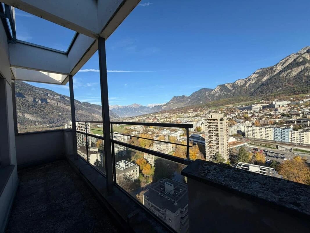 Neu sanierte, helle zwei Zimmer-Wohnung mit herrlicher Aussicht