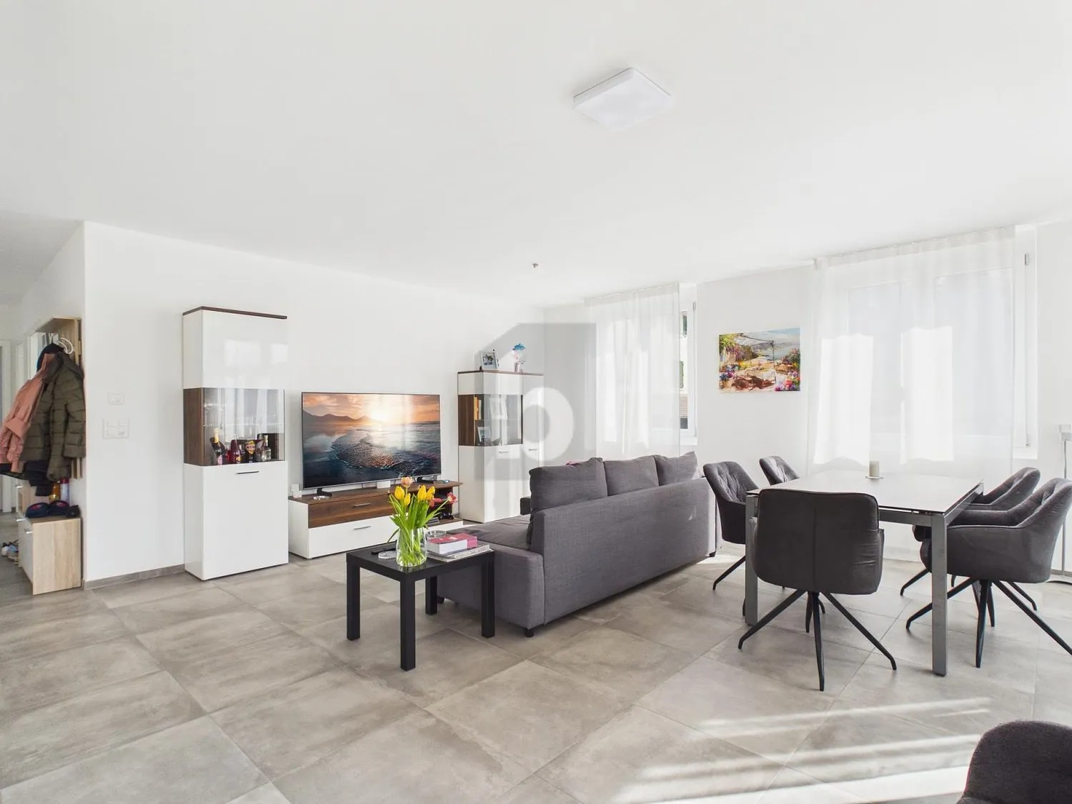 LICHTDURCHFLUTET MIT BALKON