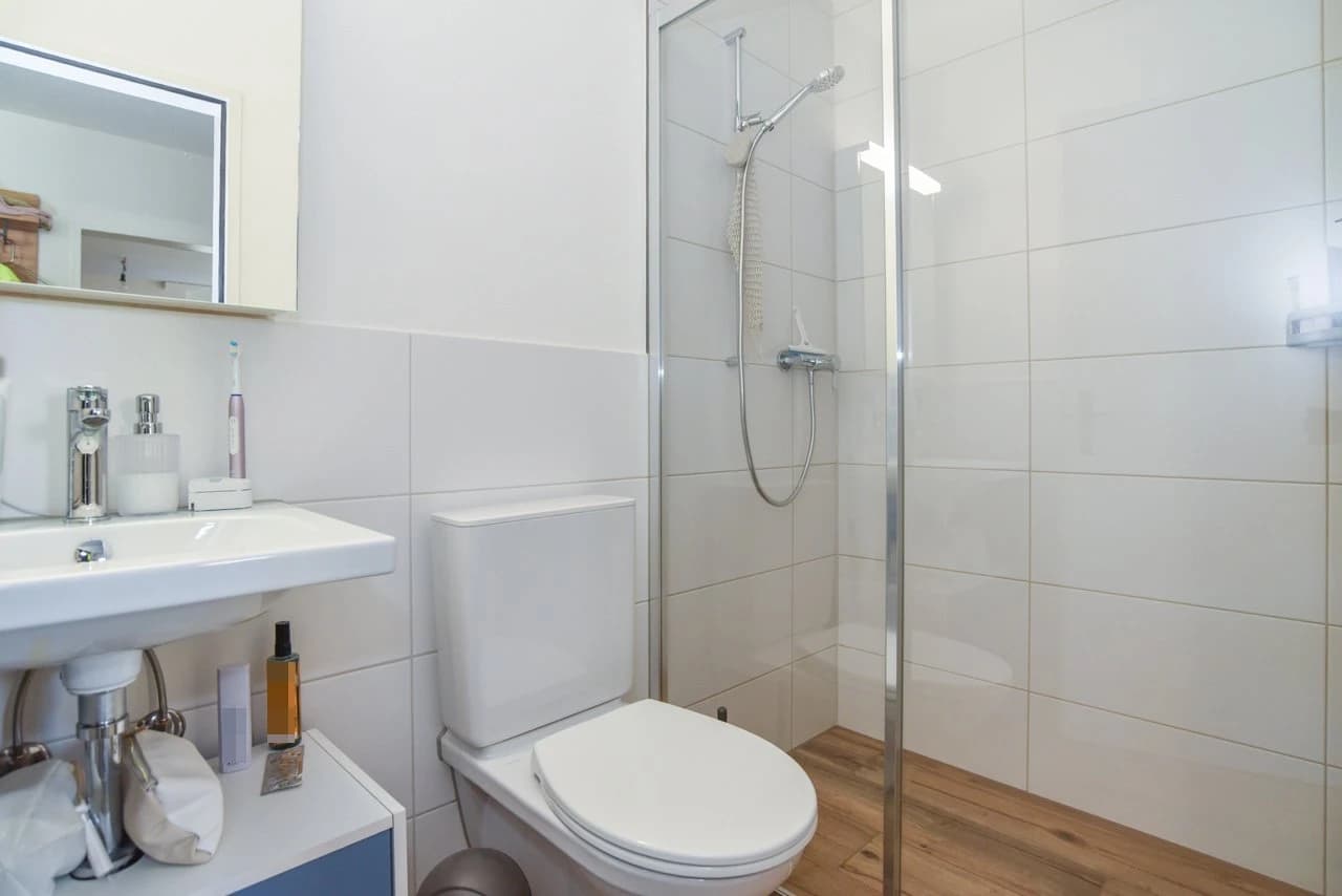 Renovierte Parterre-Wohnung mit Wintergarten und Gartenanteil