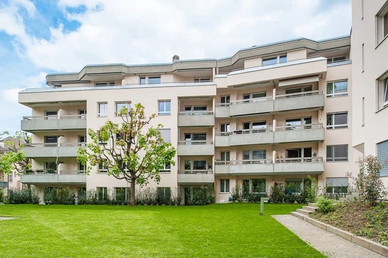 Wohnen mit Gartenschwimmbad in ruhigem Quartier!