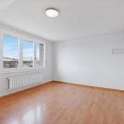 Heimelige Dachwohnung an ruhiger Lage mit renovierter Küche!