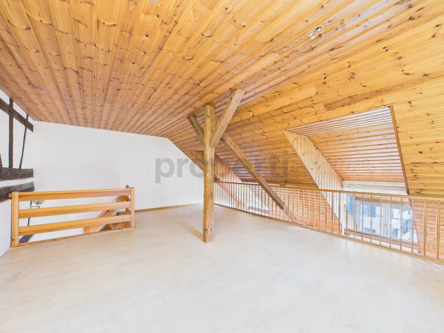 Grosszuegige 6.5-Zimmer-Wohnung mit Balkon, Neunkirch