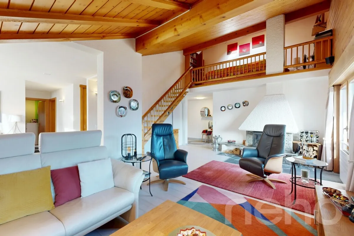 Schöne möblierte Dachgeschosswohnung mit Galerie