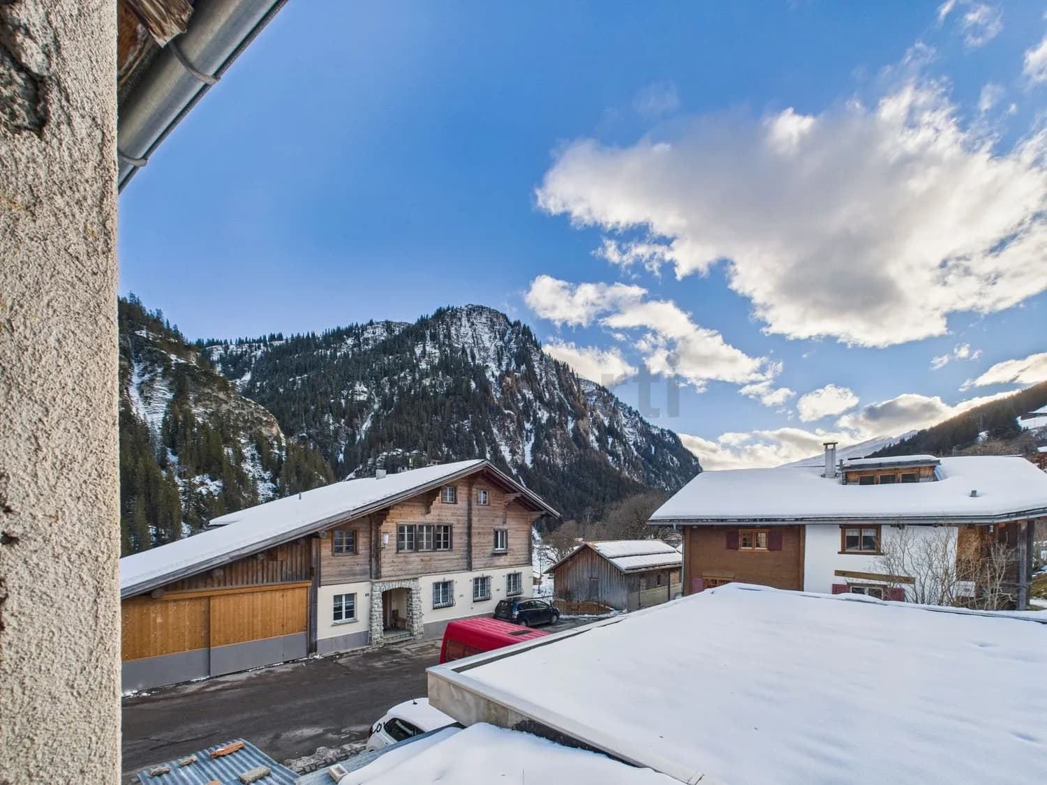 Charmantes 12-Zimmer-Einfamilienhaus mit Gewoelbekeller, Safien Platz