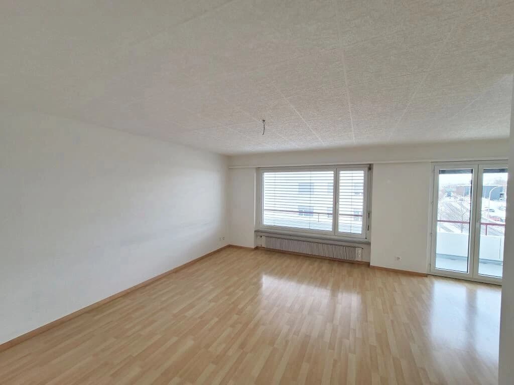 Grosszügig, sonnig und mit ATTRAKTIVEM PARKPLATZANGEBOT!