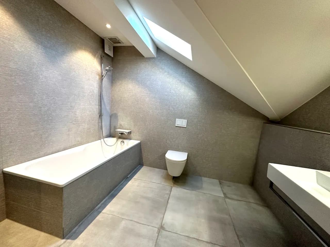 tolle, moderne und sehr gemütliche Dachwohnung