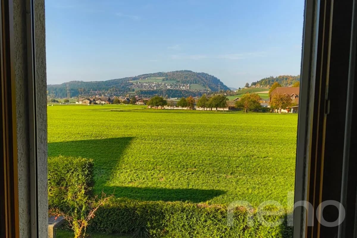 Helle 4.5-Zimmerwohnung mit Cheminée, Balkon, Grünblick. Nähe Thun.