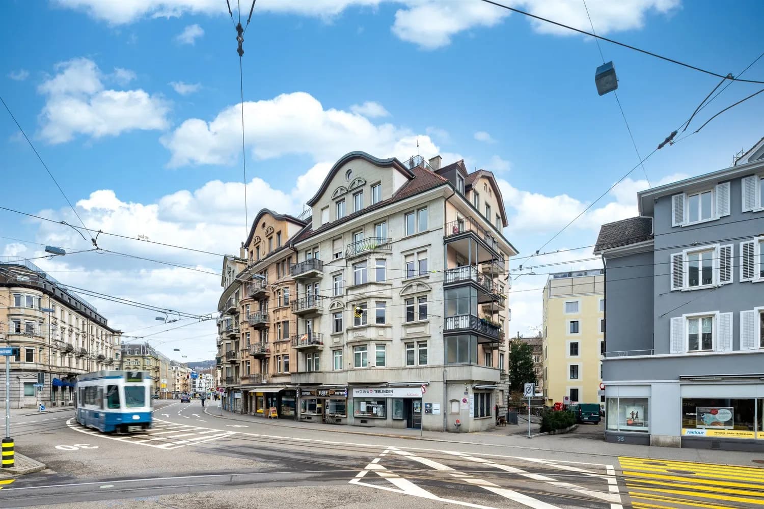 Sanierter Altbau am Bahnhof Enge