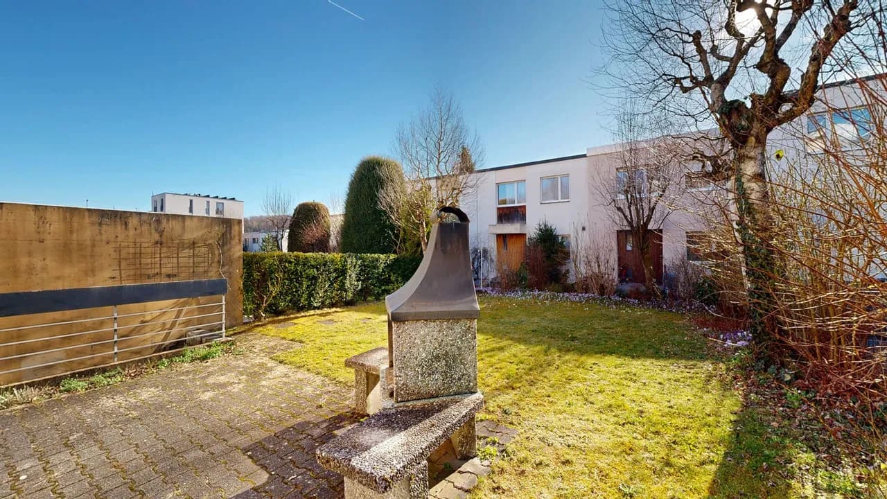 4.5-Zimmer-Doppeleinfamilienhaus mit Hobbyraum und Einstellhallenplatz