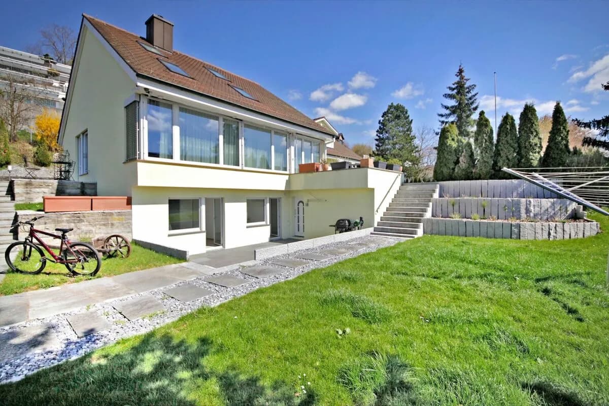 Gehobene 2.5-Zimmerwohnung mit riesigem Garten!