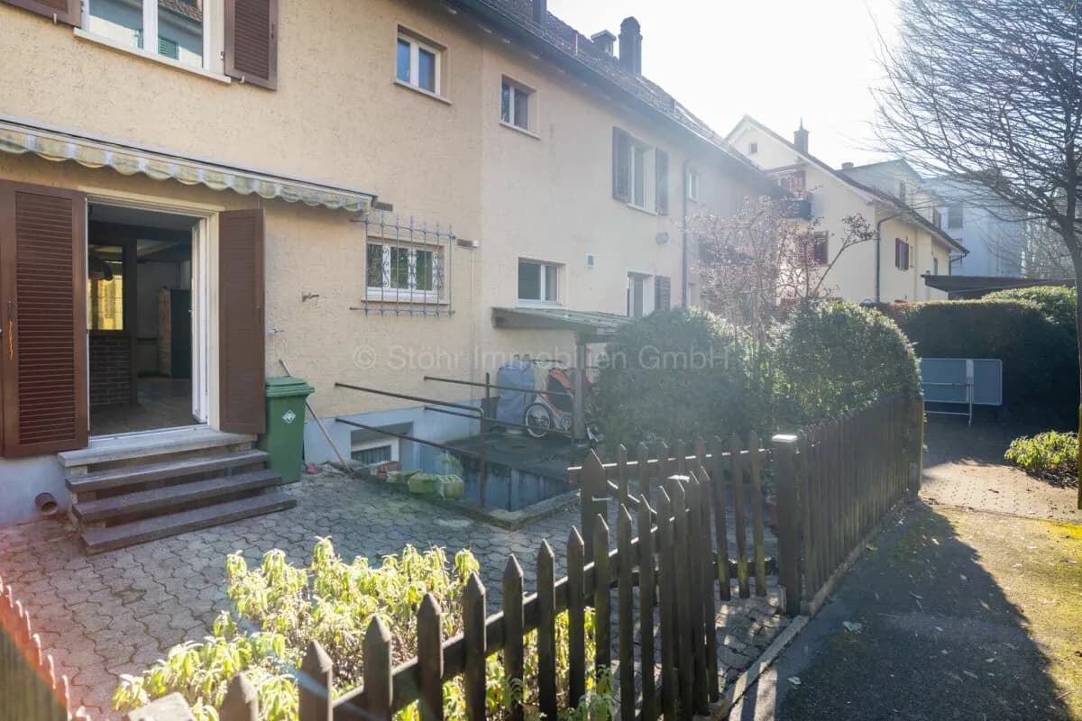 Charmantes 5.5 Zimmer Mittelhaus mit Potenzial an beliebter Lage