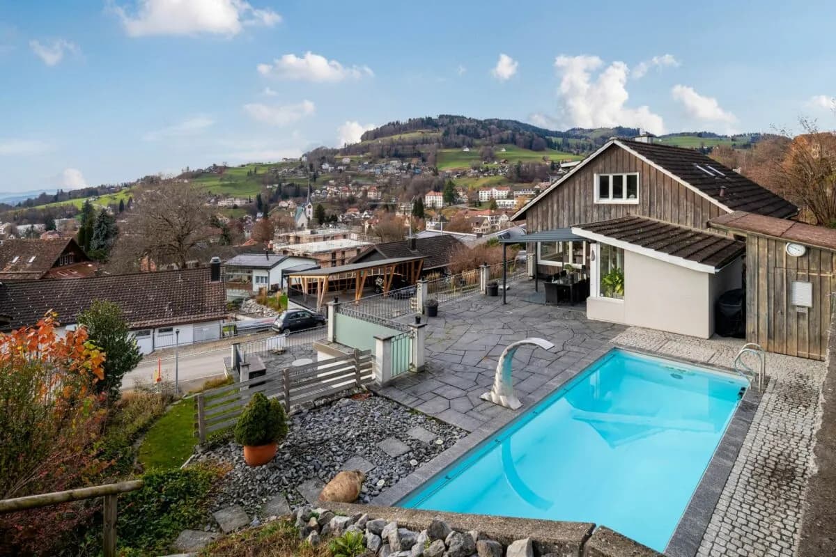 Komplett renoviert, mit Pool und traumhafter Aussicht!