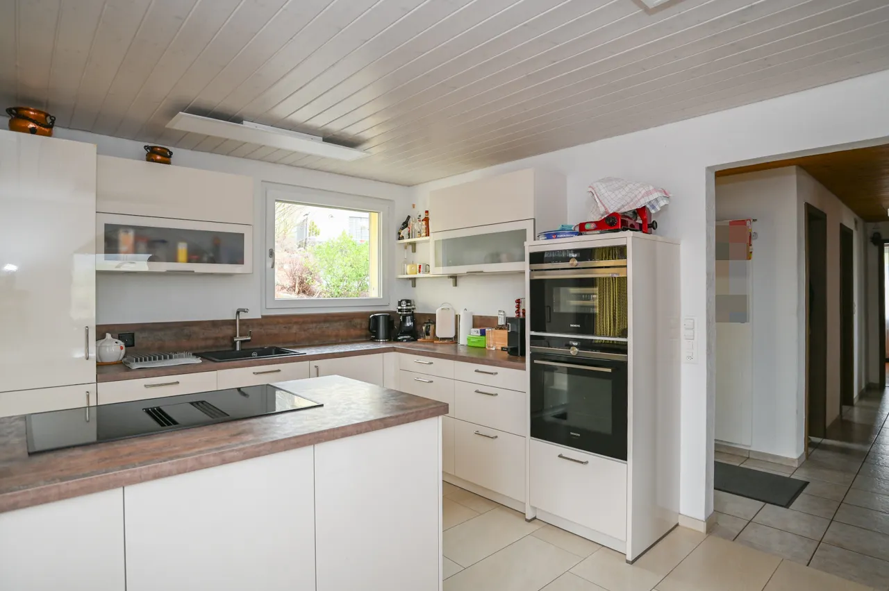 Sonnige Aussichtslage - Familienhaus mit grossem Parkplatzangebot