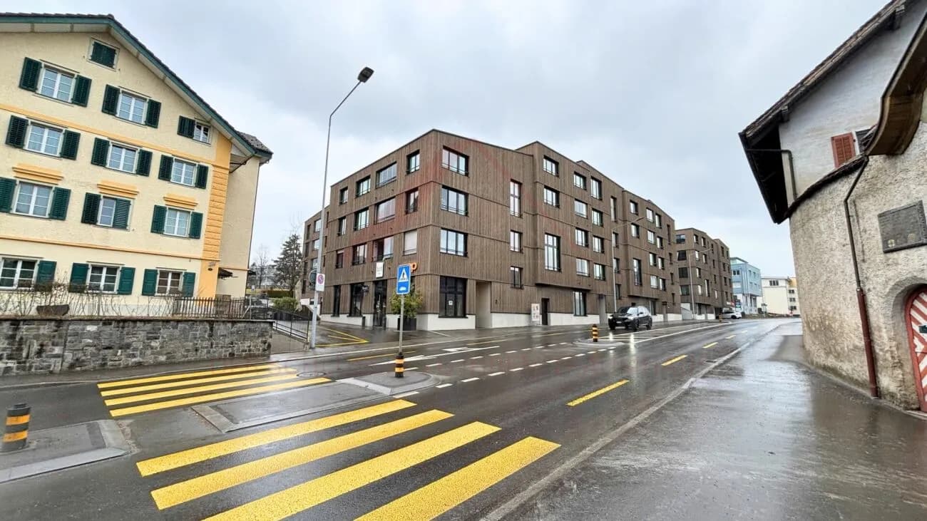 Moderne 5.5-Zimmer-Maisonette mit Loggia, Designküche und Minergie-Standard in zentraler Lage