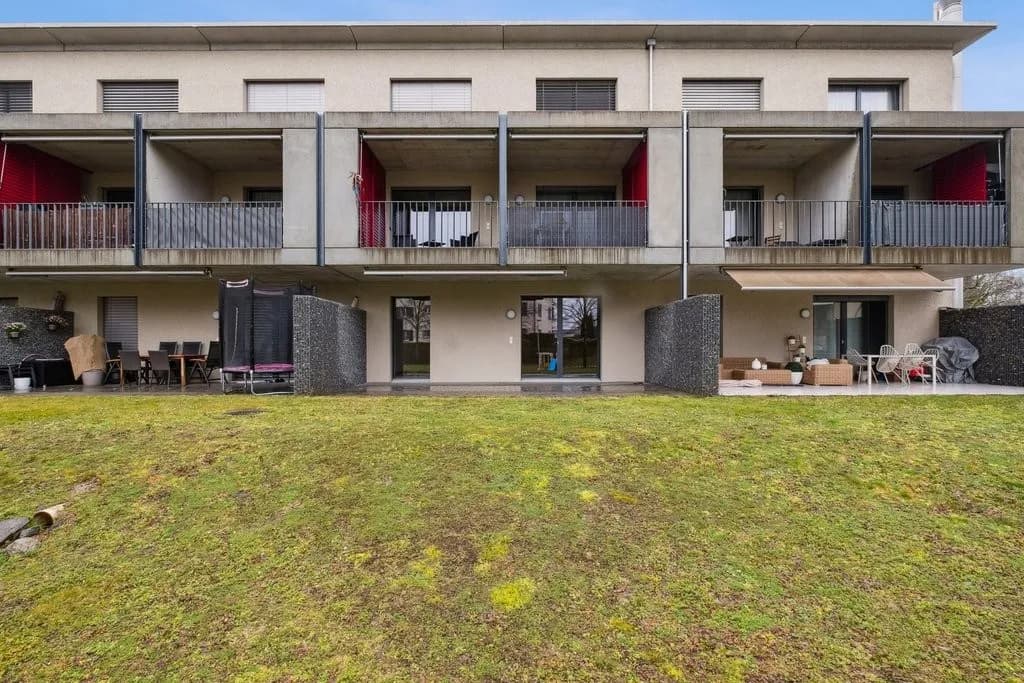 Viel Wohnraum und zwei gedeckte Sitzplätze