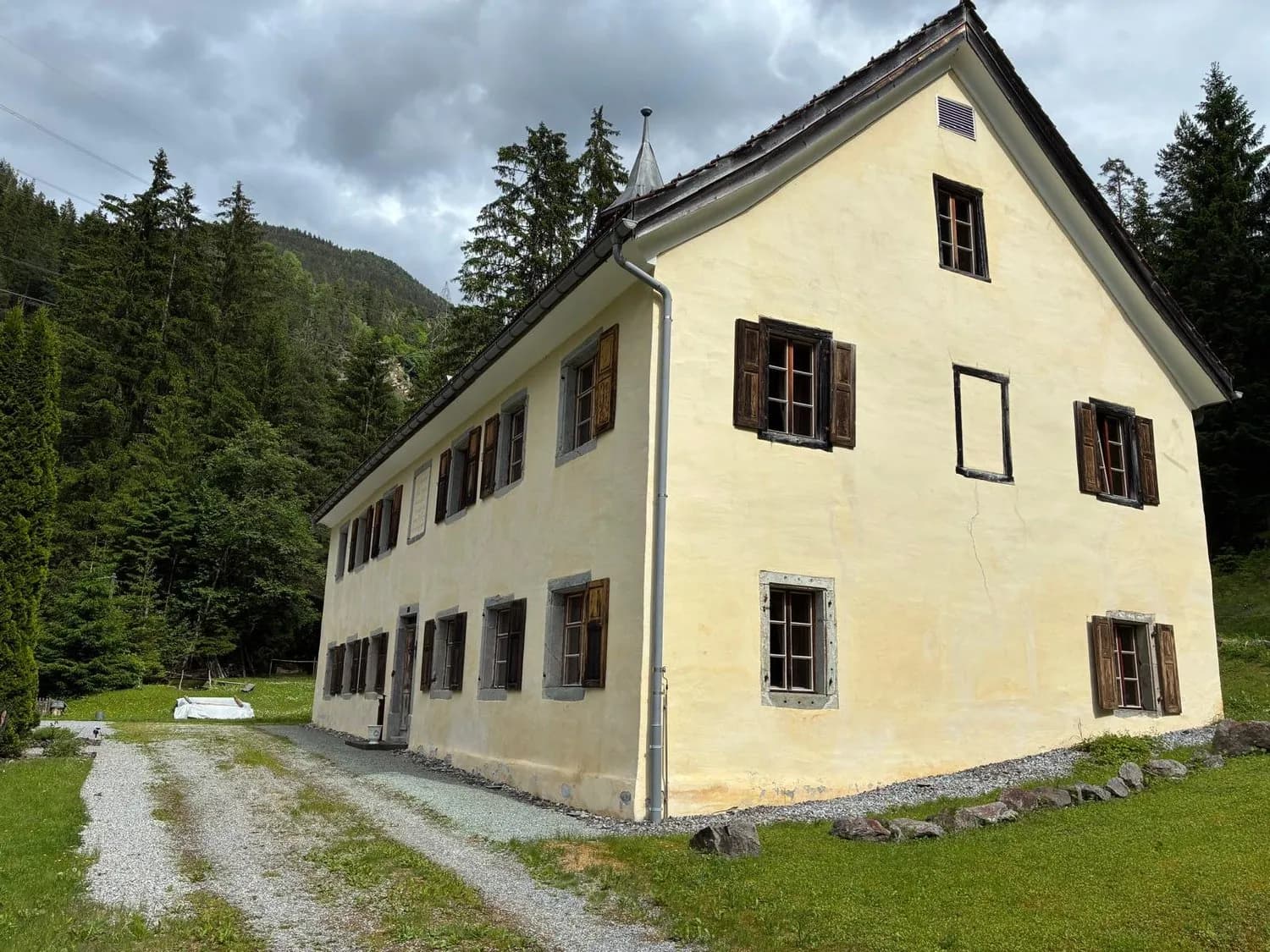 Grosszügiges Mehrfamilienhaus mit Gewerbemöglichkeit an ruhiger Lage in Bergün Filisur