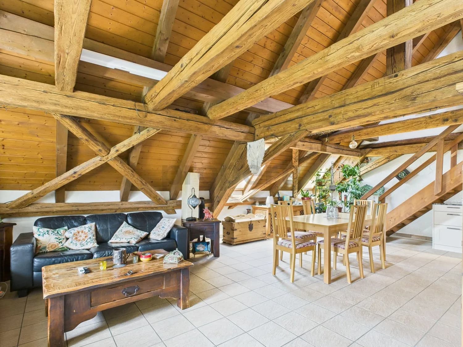 Exquisite 5.5-Zimmer Dachwohnung mit Gartenbereich in Oberglatt