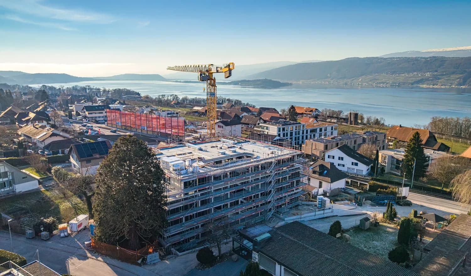 ARCHITEKTONISCHES MEISTERWERK: 5.5 ZIMMER GARTENWOHNUNG MIT HERRLICHR WEITSICHT IN GEROFLINGEN