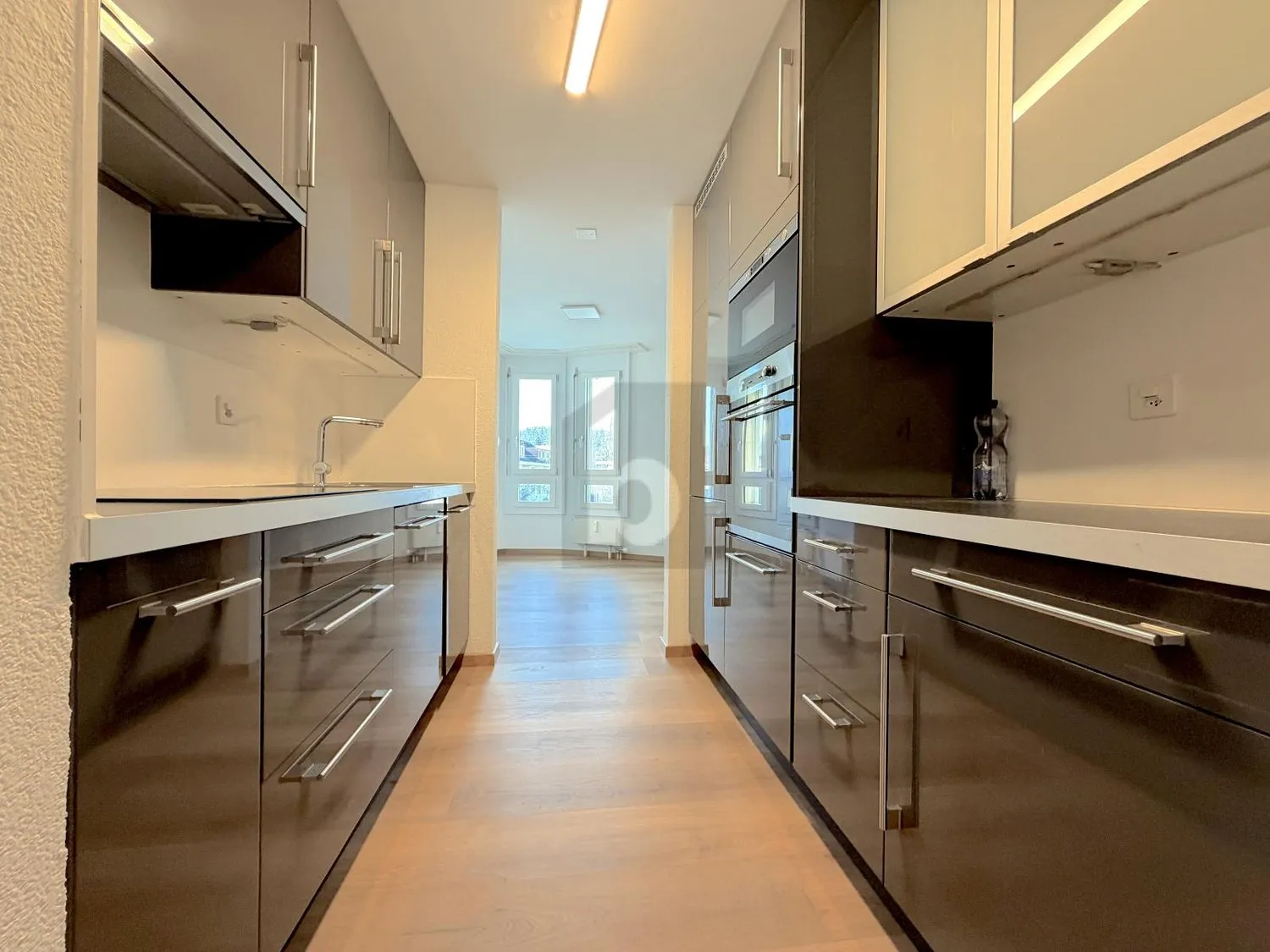 FRISCH RENOVIERT UND LICHTDURCHFLUTET!