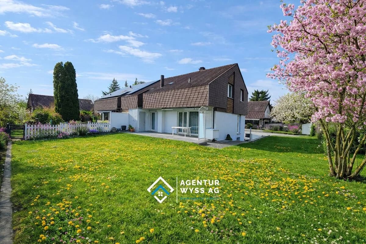 Doppelhaushälfte im beliebten Familienquartier mit Garten