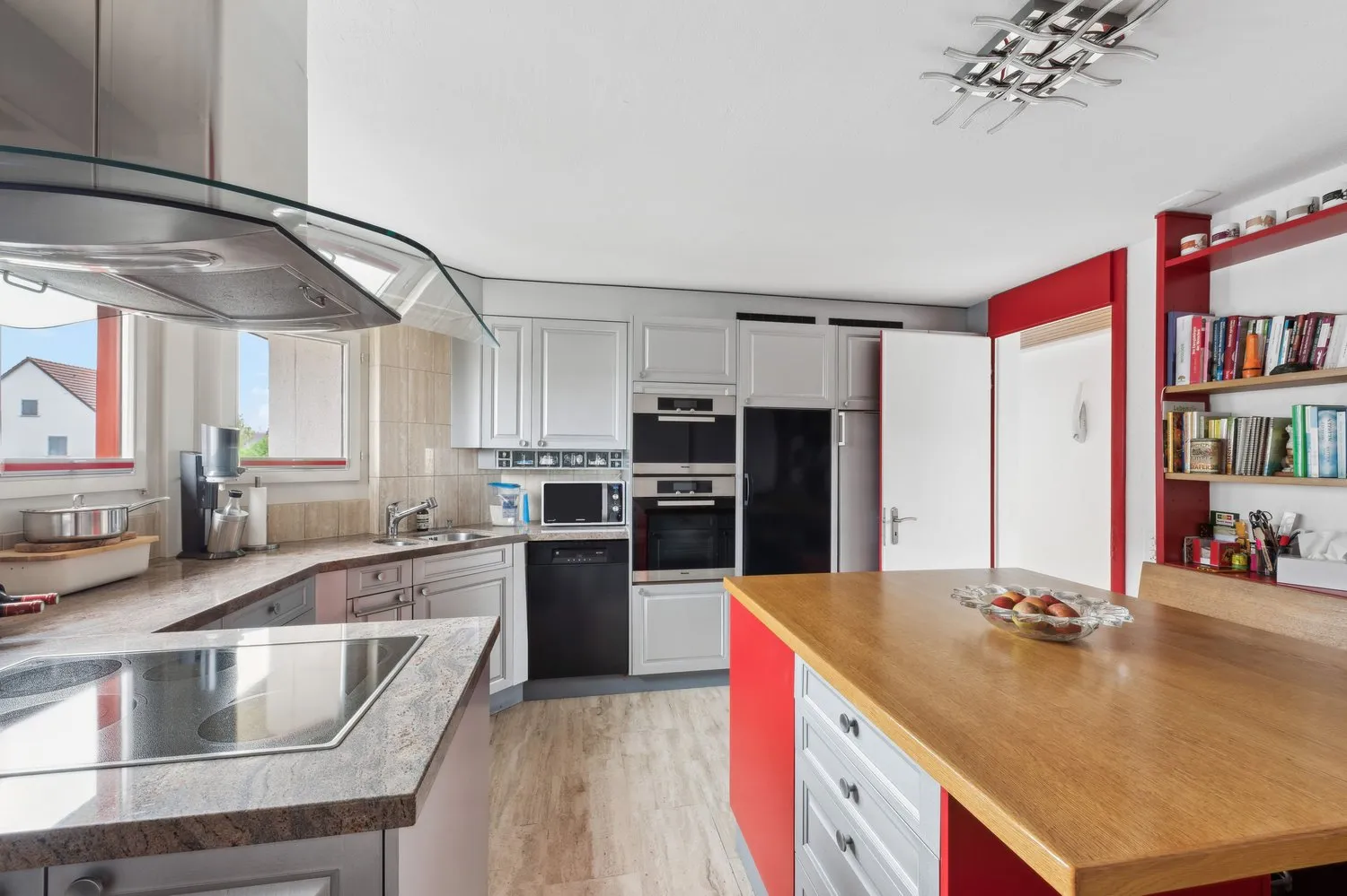 Den Sommer auf den Terrassen der hellen Attika- Maisonette in Henggart geniessen?