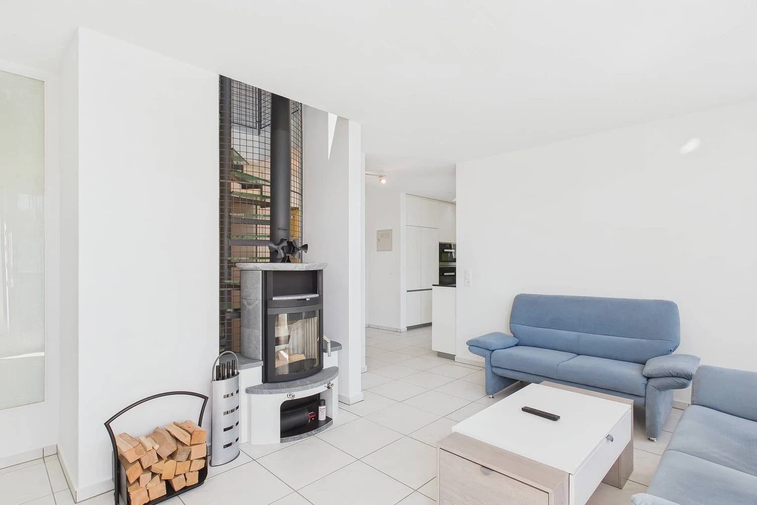 WOHNKOMFORT AUF ZWEI ETAGEN: TERRASSENATTIKA MIT SCHÖNEM WEITBLICK