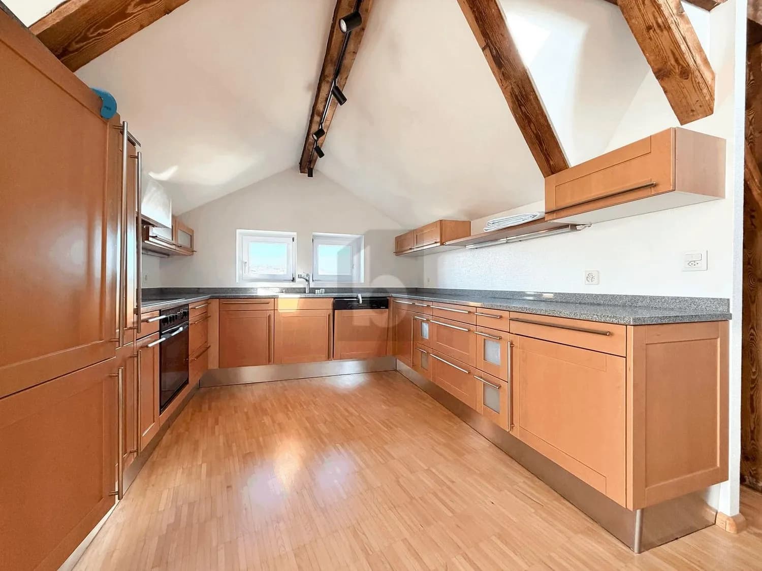 ÜBER DEN DÄCHERN VON BASEL, NAHE AM RHEIN