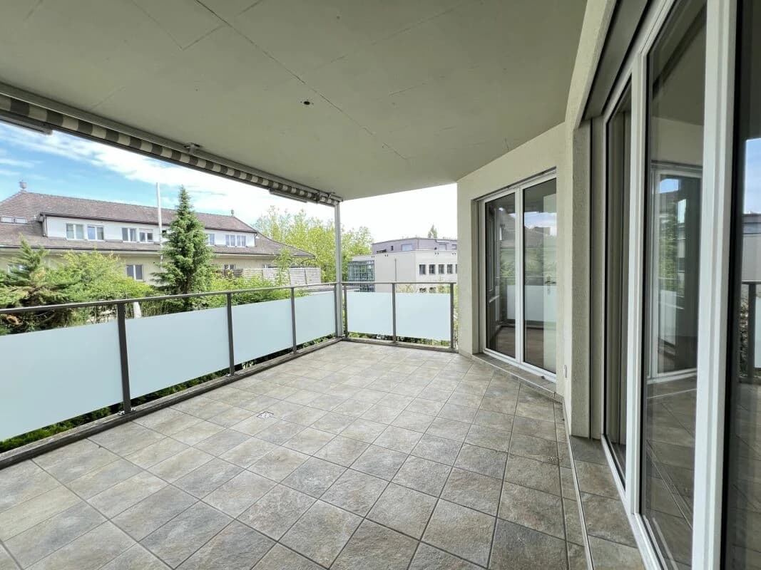 Neu! Renovierte 4.5 Zi-Eigentumswohnung mit zwei Balkonen und Tiefgaragenplatz