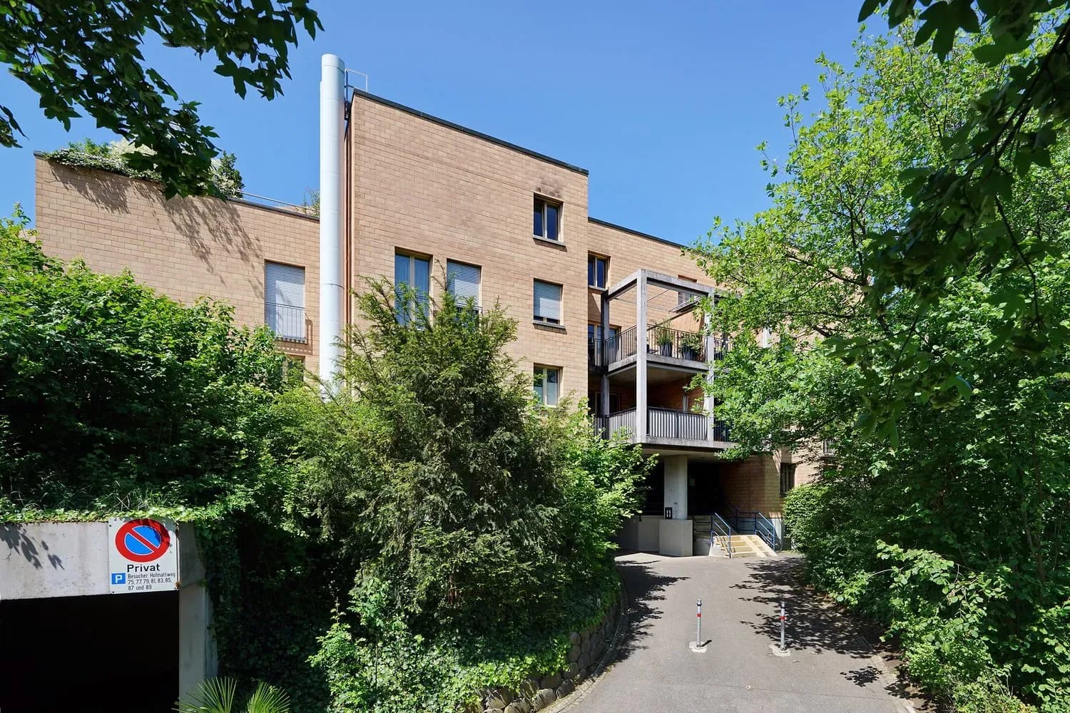 In grüner Umgebung mit Grartensitzplatz