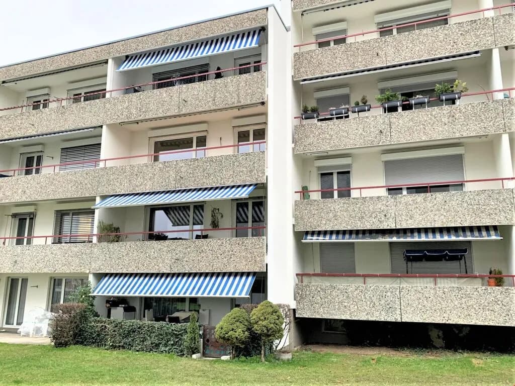 Grosszügig, sonnig und mit ATTRAKTIVEM PARKPLATZANGEBOT!