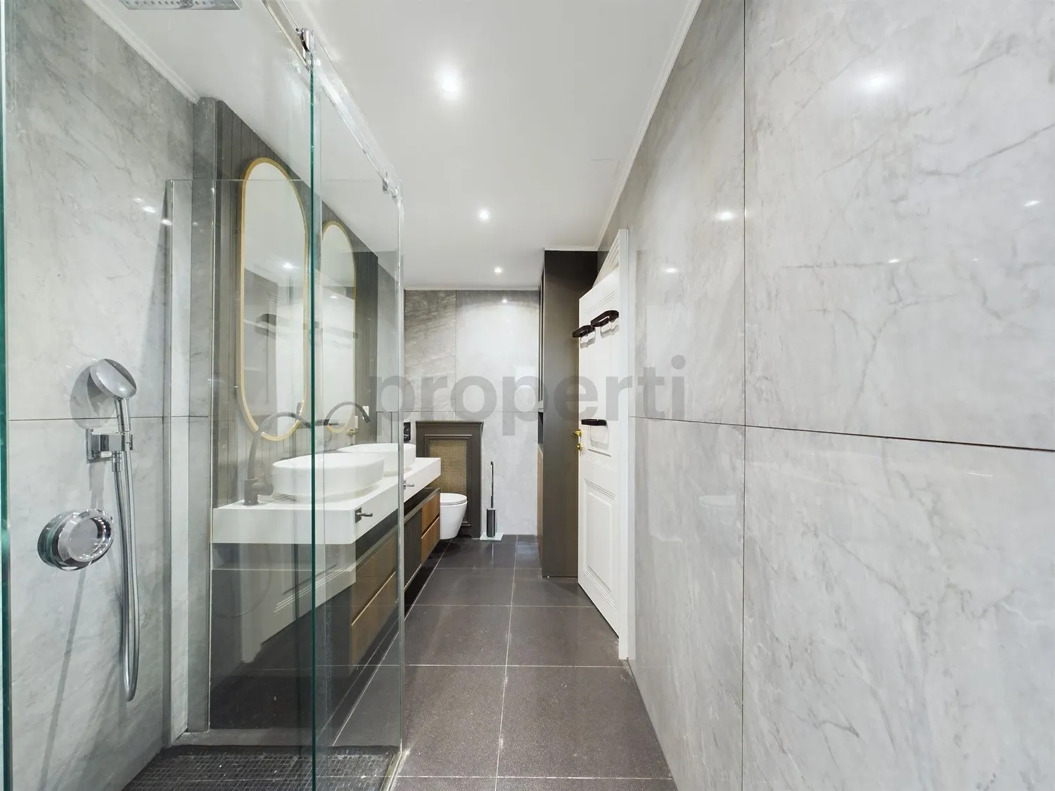 Moderne 4.5 Zimmer-Wohnung mit grosszügiger Terrasse und Garten in Küsnacht