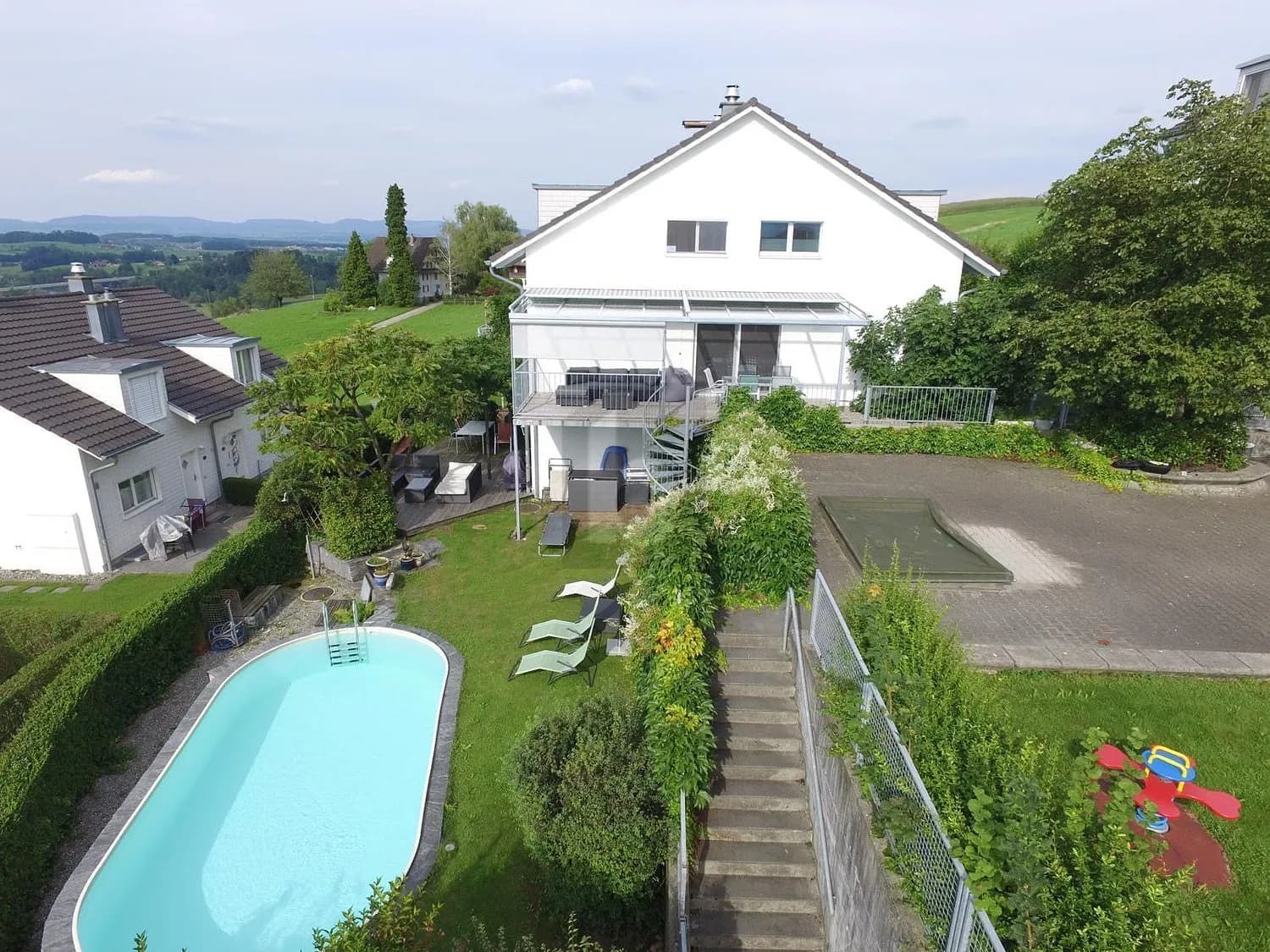 MIT GROSSEM GARTEN AN FAMILIENFREUNDLICHER LAGE